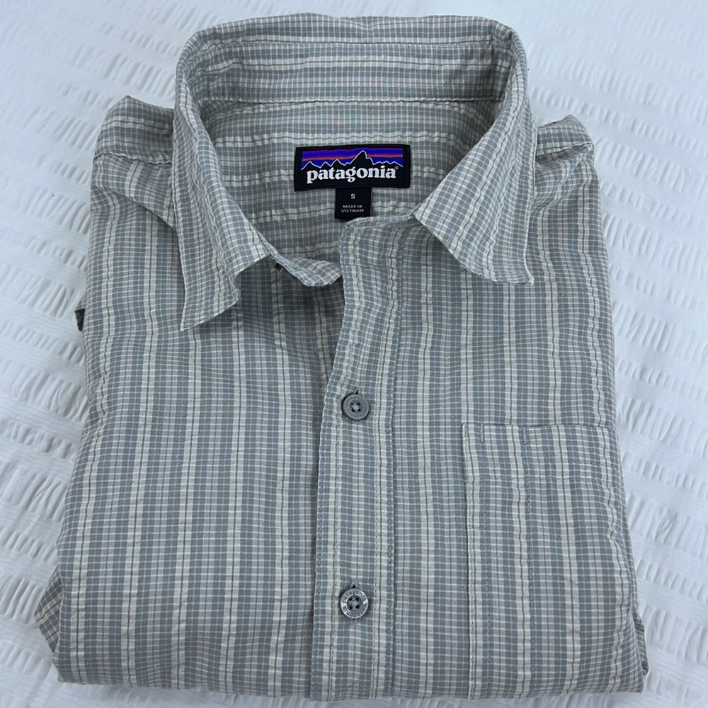 Patagonia Mens Button Down Gray Stripe Seersucker Size Small